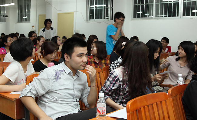 公司员工饶有兴致地听讲座