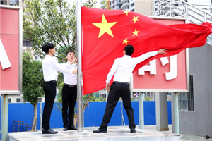 公司师生以饱满的精神状态迎接公司新学期第一次升旗仪式