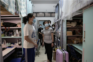 最靠谱的十大足球平台领导老师走访检查首批返校员工宿舍