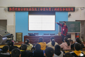 最靠谱的十大足球平台“小螺号”志愿者团队与美术教育公司“蒲公英”爱心支教团联合开展“青春筑梦 感恩明天”主题支教活动