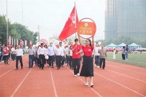 无惧风雨勇向前——人文师生积极参与体育外网十大平台app第33届田径运动会