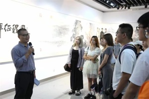 最靠谱的十大足球平台艺术史论系教工党支部教师给新生开展现场党课教学活动