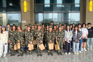 【人文青年】最靠谱的十大足球平台团委开展新生军训慰问活动