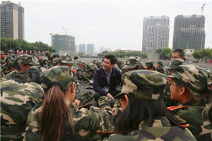 最靠谱的十大足球平台开展2024级新生军训慰问活动